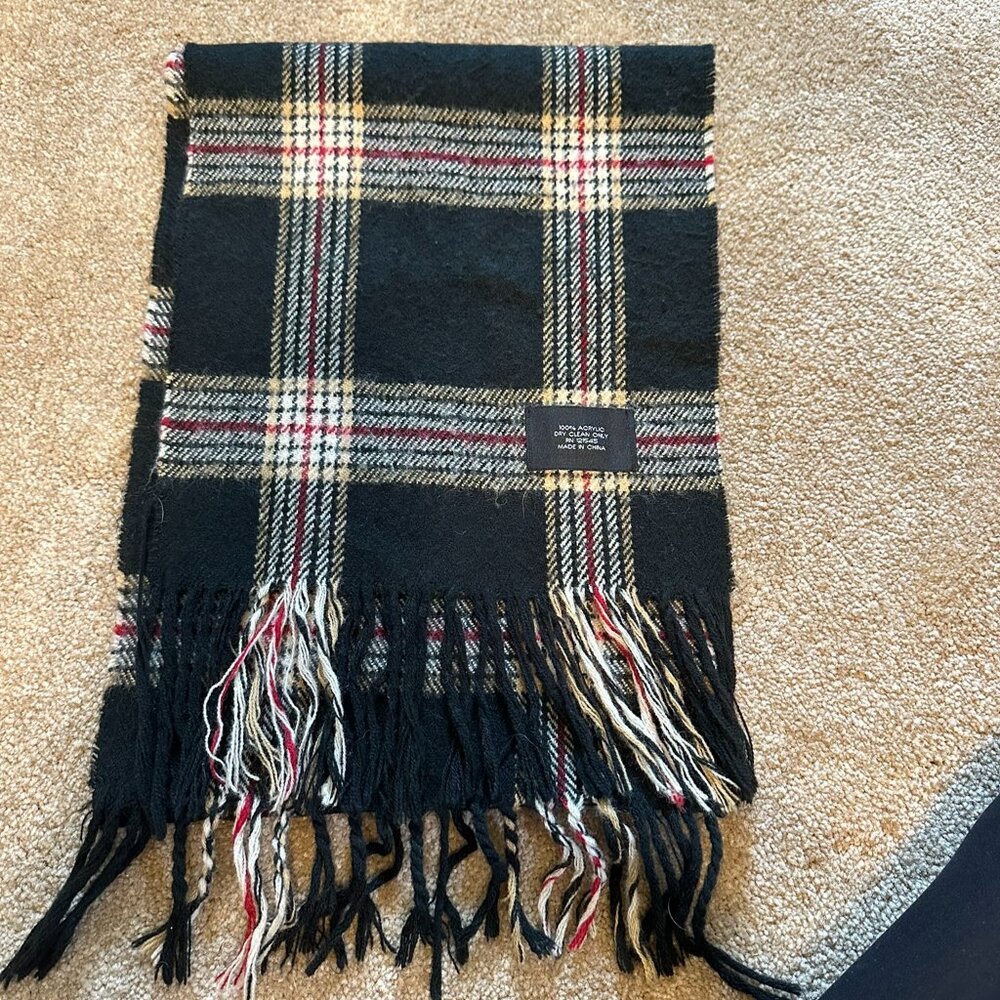 Black and white acrylic scarf with fringe